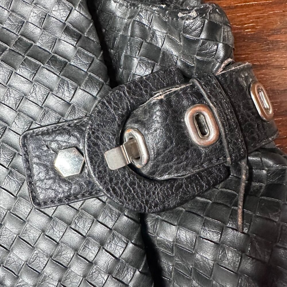 Vintage Guess Black Woven Faux Leather Hobo Shoulder Bag With Metal Logo Plate - Picture 11 of 14